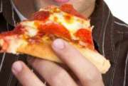 6649620-uomo-mangiare-pizza~3.jpg